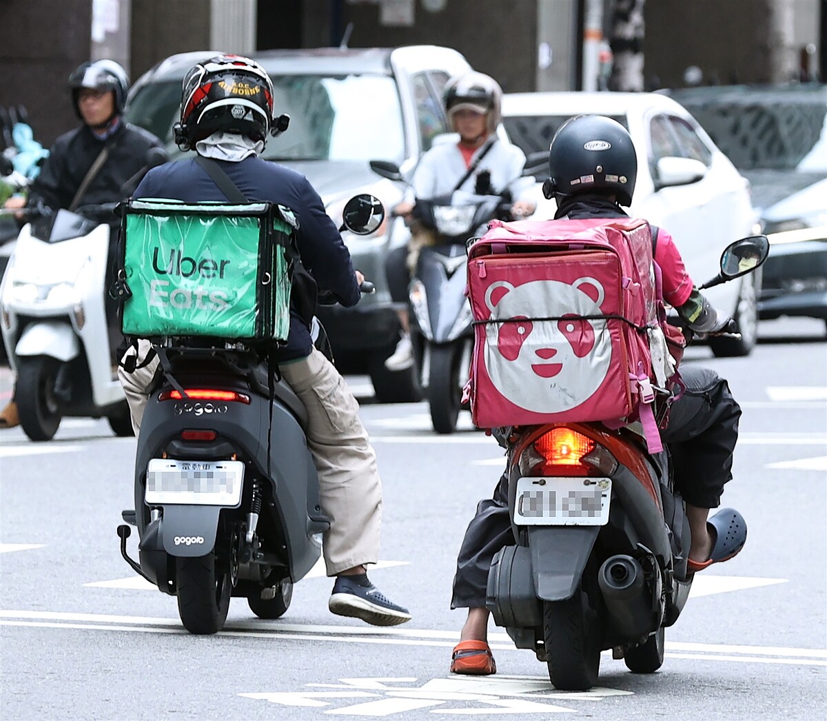 新北市議員黃淑君發現新北市外送服務契約示範條款跟北市重複性高，批評內容根本無助於保障外送員相關權益。本報資料照片 