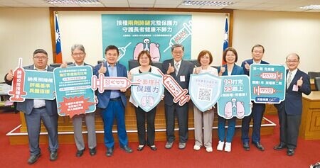 
台灣活力老化推展協會15日舉行「接種兩劑肺鏈完整保護力 守護長者健康不肺力」記者會，立委蔡易餘（左起）、王正旭、莊瑞雄、台灣活力老化推展協會理事長吳玉琴、傳染病防治諮詢會預防接種組召集人李秉穎、立委何欣純、黃秀芳、衛生福利部疾病管制署署長莊人祥、台灣老年學暨老年醫學會理事長蔡兆勳等一同出席。（杜宜諳攝）
