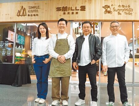興波咖啡攜手微笑蜜樂在南港展覽館開設全新門市,由寶田執行長施宏漳(右起)、寶田創辦人許銘仁、興波咖啡創辦人吳則霖、寶田行銷長邱芝榕共同主持開幕。圖∕姚舜