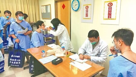 躲避兵役的手法,可說是花招百出,像是透過飢餓、吃藥、禁食等方式減重,或是暴食增胖,裝扁平足、「詐盲」等方式。圖為役男徵兵體檢。示意照,非新聞事件當事人。(本報資料照片)