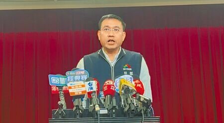 台中市政府都發局長李正偉18日表示,新光三越結構確實有受損。(林欣儀攝)