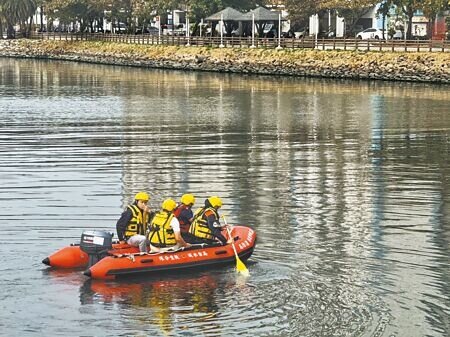 專案小組從6日起於5號船渠、高雄港碼頭區等水域開始搜索行動,截至18日共尋獲76塊屍塊。(本報資料照片)