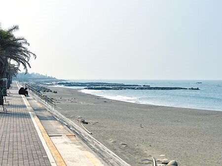 台南市南區黃金海岸素有「台南最美海岸」的美譽,但因受到安平商港防波堤突堤效應的影響,導致沙灘退縮流失嚴重。(洪榮志攝)