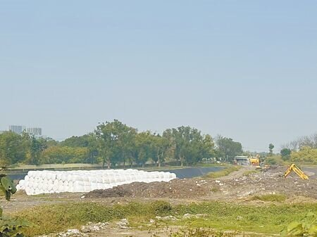 高雄小港區南區資源回收廠於1月24日發生火警,造成垃圾收運受影響,大寮區家戶垃圾目前暫置大寮掩埋場,但飄出難聞異味,環保局派員持續清運。(洪靖宜攝)