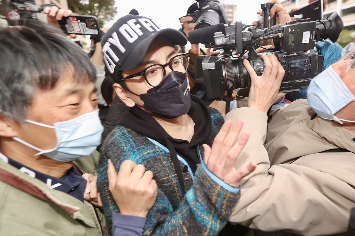 藝人王大陸涉以不實病歷躲當兵,涉妨害兵役,下午15萬元交保後步出新北地檢署。記者陳正興/攝影