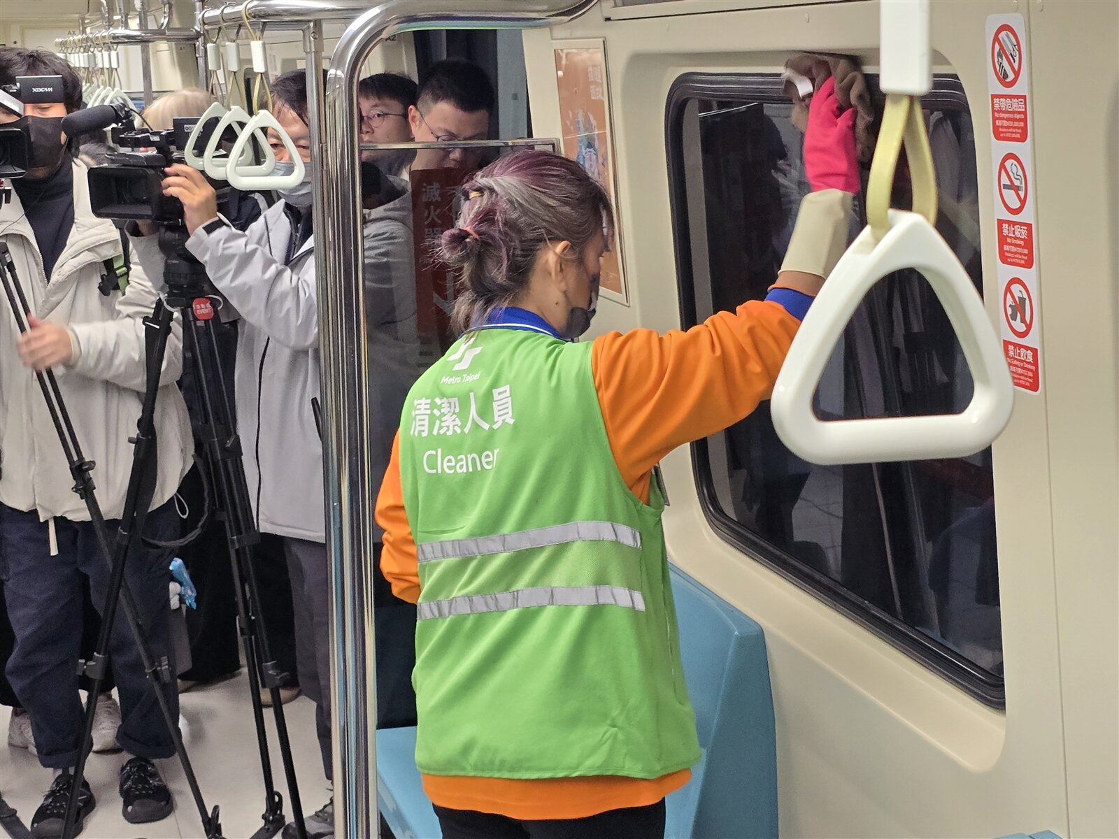 清潔人員每日在電車載客前，都會以漂白水加強車廂消毒。記者邱書昱／攝影 
