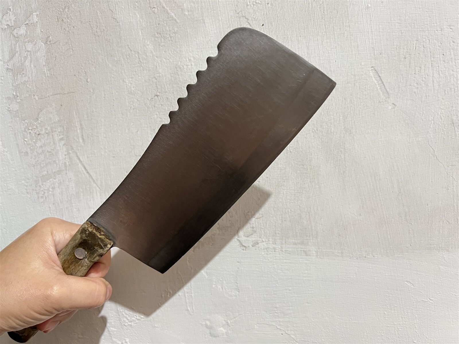 王姓男子長期與鄭姓鄰居不睦,去年3月13日傍晚因鄭某在公共區域噴防蚊液,飄進他家生怨,當晚戴著安全帽埋伏在樓梯口,見鄭外出亂砍,鄭負傷逃出求救倖免於難,桃園地院昨依殺人未遂罪將王判刑3年,執行完令入相當處所監護1年6月,可上訴。記者陳恩惠/攝影