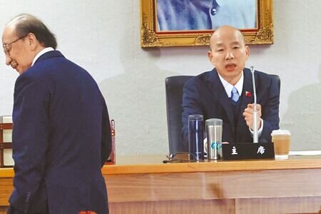 立法院長韓國瑜(右)18日召集朝野協商,民進黨總召柯建銘(左)入席時,與韓國瑜無交集。(鄧博仁攝)