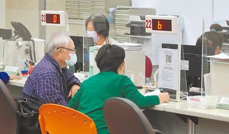 勞保局近指出,2024年老年給付平均僅1萬9344元,更有逾百萬勞工領取不到2萬元。圖為勞保局國民年金辦理櫃檯。(本報資料照片)