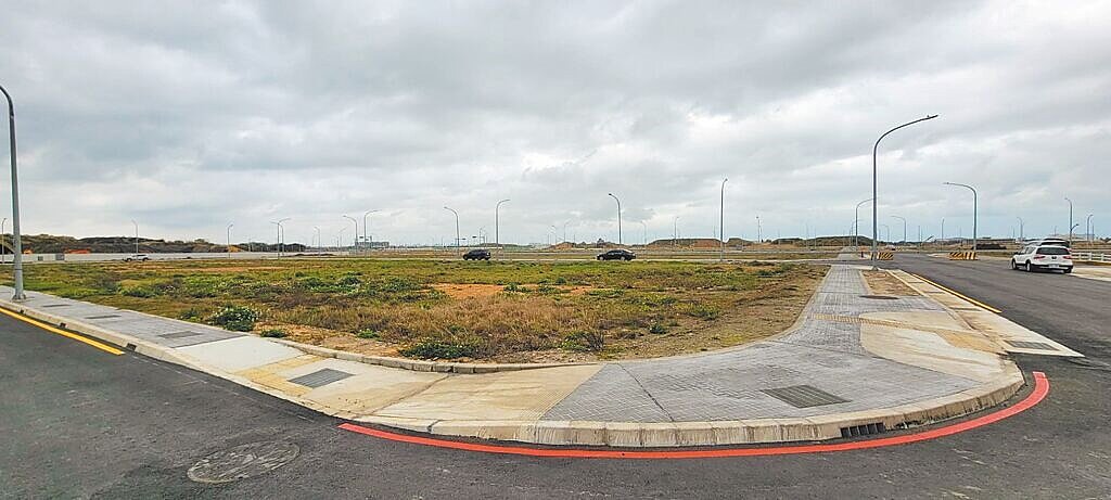 桃園市長張善政18日參加行政院航空城專案小組會議，向中央爭取配售住宅戶可以排除限貸令的適用及放寬貸款成數限制，行政院政務委員陳金德要求相關單位以專案優先核貸。圖／桃園市府提供
