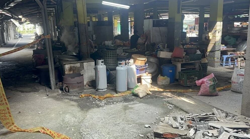 台南60多年楠西老市場地震梁柱傾斜成危險建築,攤商為生活續住擺攤。記者周宗禎/攝影