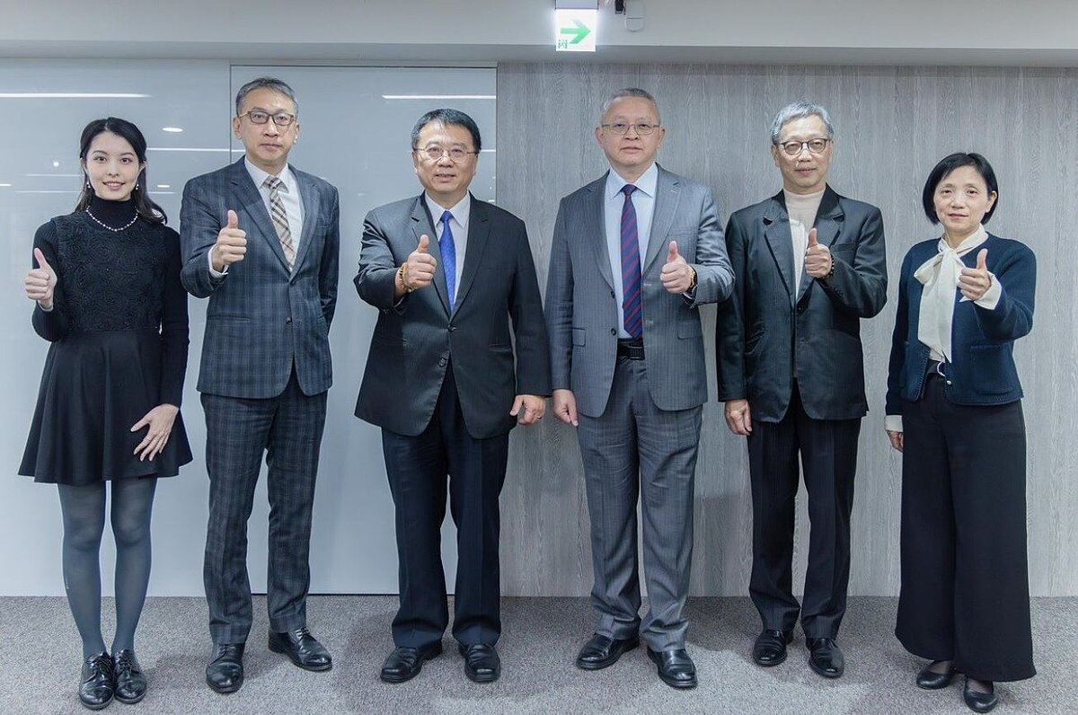 群益證舉辦房地產蛇年投資論壇,群益證總經理李文柱(左三)、群益投顧總經理范振鴻(右三)、群益證財富管理部執行副總裁洪欣如(右一)、宏盛建設總經理陸永富(右二)、欣巴巴建設財務長李鎮宇(左二)、出席齊喊讚。