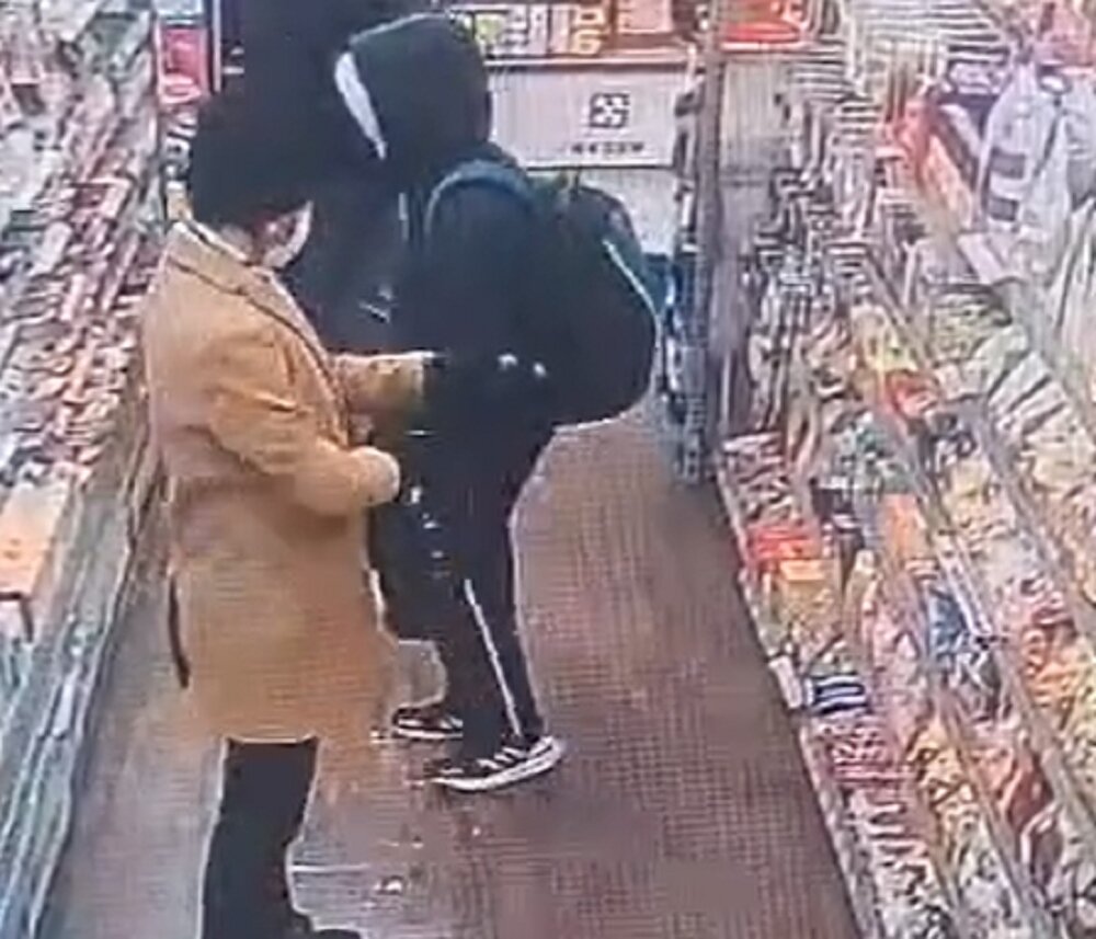 機捷台北車站內的超商屢傳竊案,黃姓竊嫌犯案時都穿咖啡色外套、黑色長褲。圖:讀者提供