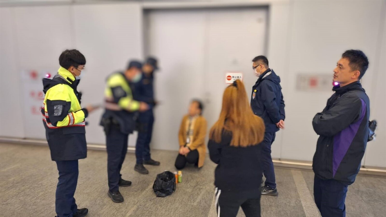 員警喬裝成顧客,順利將涉嫌偷竊的黃男逮捕。圖:讀者提供