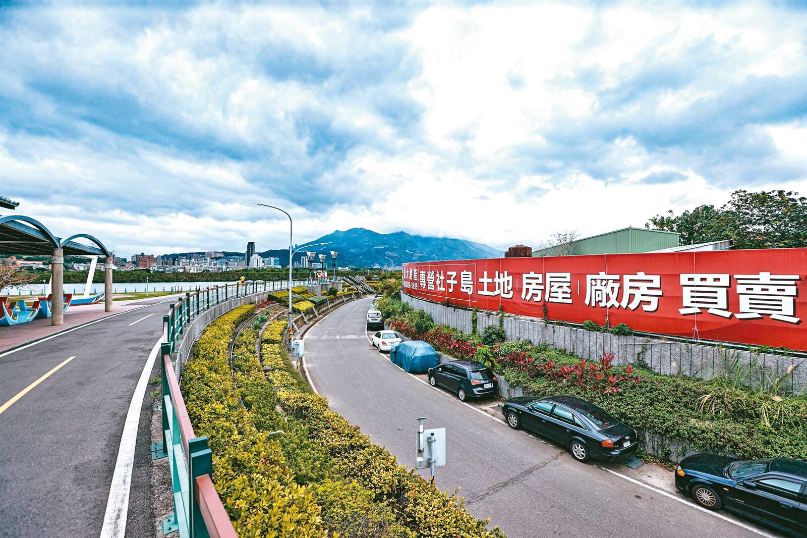 憲法法庭二○二三年憲判字第廿號之後，浮覆地爭訟情勢改變，對地主更有利，代書也積極居中奔走；圖為遍布社子島的土地開發廣告。記者曾原信／攝影 