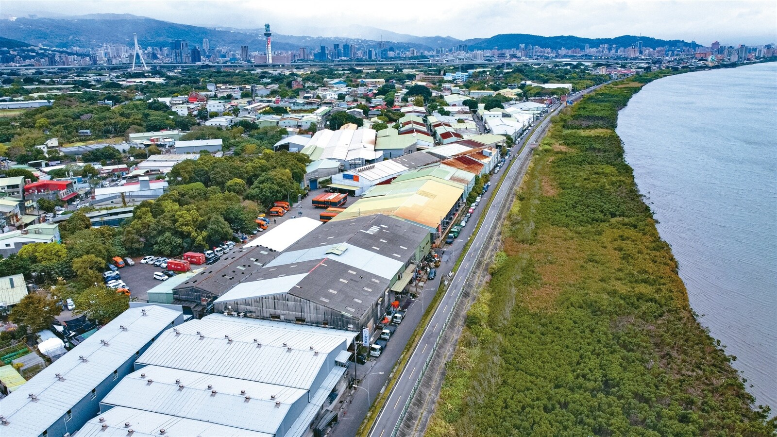 台北市社子島開發帶動浮覆地商機，業界推測浮覆地能移轉容積給建商獲利，吸引代書、律師和地主紛紛打官司爭取所有權。記者曾原信／攝影 