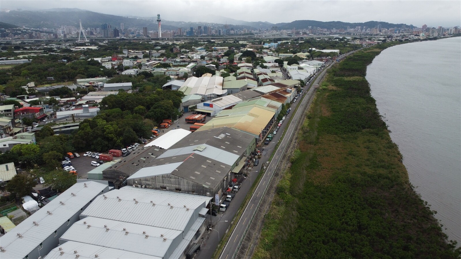台北市社子島堤防外的和尚洲92年前遭淡水河淹沒，但光復後浮覆，土地登記為中華民國所有，李姓男子主張祖輩為和尚洲中洲埔小段9筆地號地主，他為再轉繼承人之一，提告確認土地是他和另「156人」共有，命國有財產署塗銷土地應有部分1／157登記；李一、二審勝訴，國產署未上訴而確定。記者曾原信／攝影 
