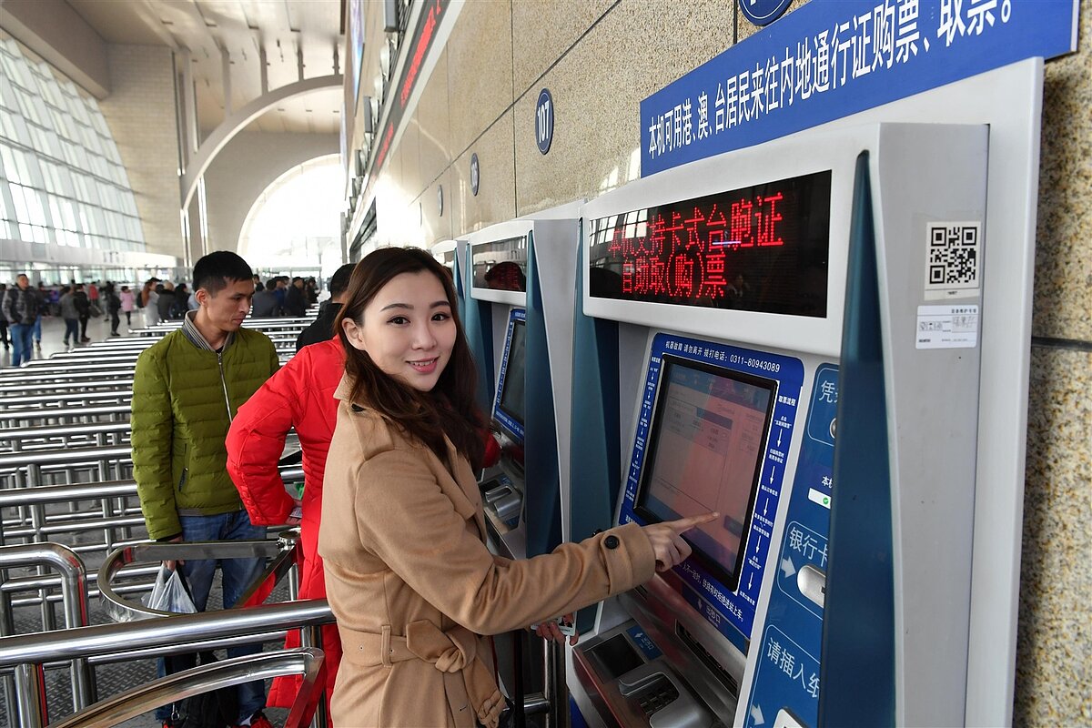 陸委會主委邱垂正17日證實,將重啟兩岸條例修法工作,把國人申領大陸居住證納入規管。圖為台灣民眾使用居住證購買高鐵票。(中新社)