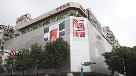 
退輔會官股過半的老牌百貨欣欣大眾（2901）19日公告退輔會法人董事代表改派，由前台北市政府副秘書長李文英接任，隨後董事會推舉李文英接任董事長。圖∕本報資料照片
