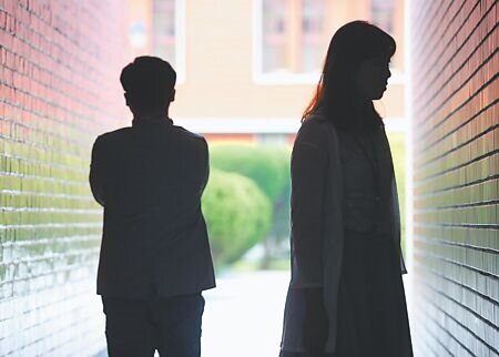 法務部《民法親屬編》部分條文修正草案,行政院會預計20日可討論通過,送立法院審議。依照預告版本,將放寬離婚條件,並增修「贍養費」規定。圖為示意圖(本報資料照片)