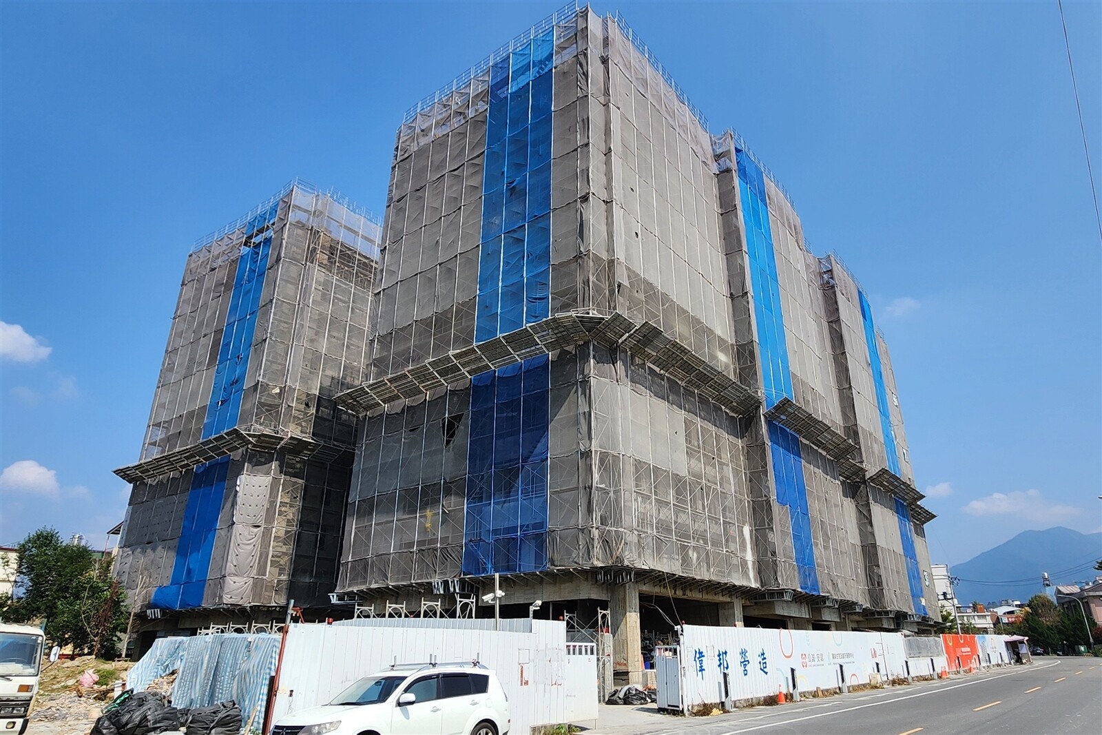 南投埔里「公誠．安居」社會住宅建案前年動工，最近上梁，預估今年底前完工，明年可望啟用入住。記者賴香珊／攝影 