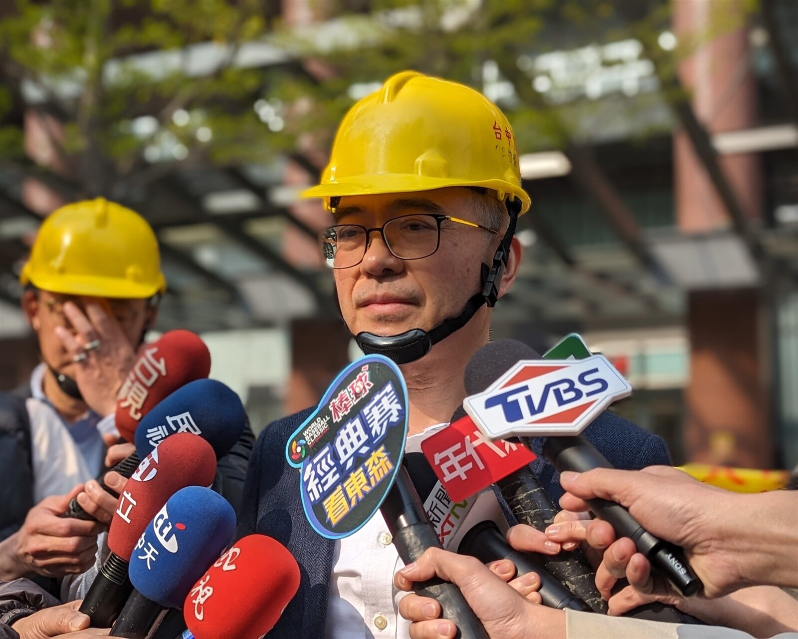 新光三越營業本部副本部長謝英明(右)表示,事故發生在12樓,施工難度非常高,一定會盡快完成。記者陳敬丰/攝影