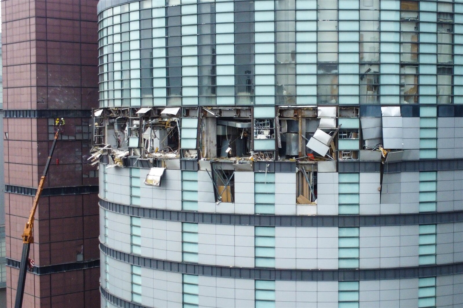 新光三越中港店氣爆後,業者雇用工作人員清除外牆易掉落物。記者黃仲裕/攝影