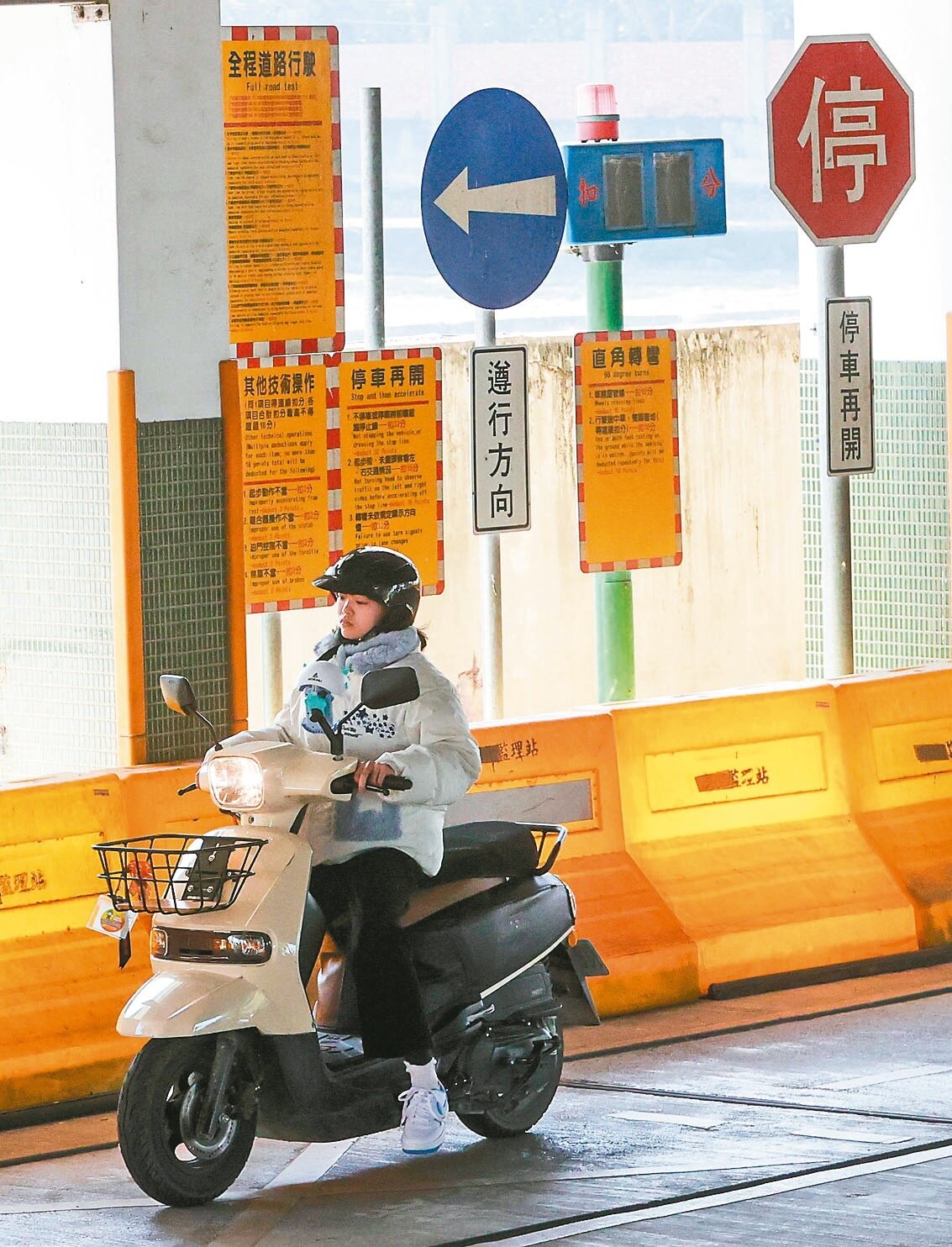 為降低機車事故風險,交通部持續補助機車駕訓,各縣市也相繼加碼。圖為機車考照示意畫面。記者黃仲裕/攝影