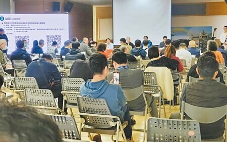 高雄市政府海洋局19日在小港區公所舉辦「七接公聽會」,不少民眾到場關心。(林雅惠攝)