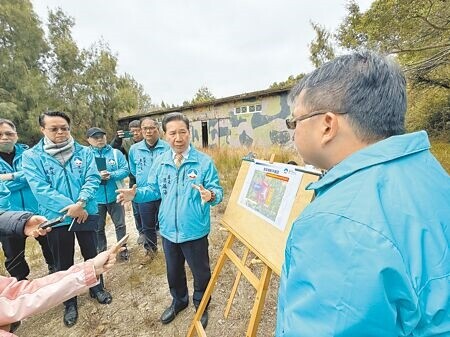 
金門縣政府規畫於白龍潭營區設置「建材銀行」，收容相關剩餘珍貴舊材，並解決資源循環再利用問題；縣長陳福海（右二）18日率相關人員前往現勘，關心辦理作業進度。（于家麒攝）
