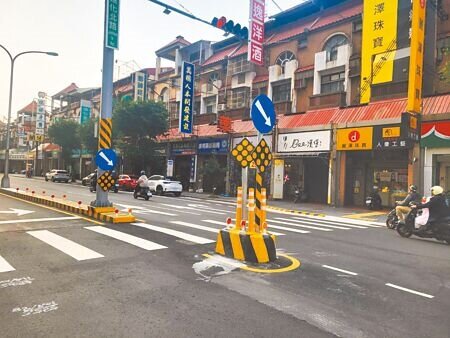 台中市北區進化北路沿線(崇德路至中清路段)自2024年10月設置行人庇護島,汽車自撞事故頻傳,經警方反映道路工程改善後,自撞事故降為「0」件。(馮惠宜攝)