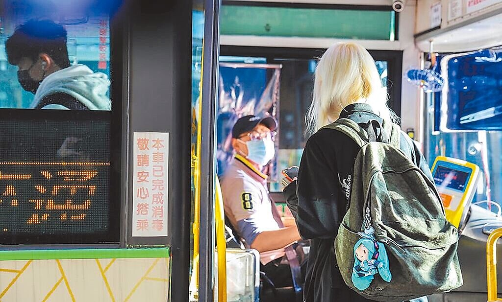 新竹縣快捷9號公車19日又出包,司機因身體不適誤點45分鐘。示意圖非當事司機。(新竹縣政府提供/陳育賢新竹傳真)