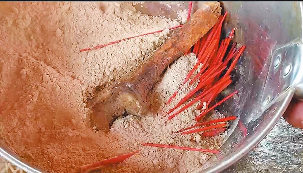 彰化縣北斗東螺開基祖廟天后宮天公爐日前被放入骨頭，經化驗確認是人骨。（民眾提供／葉靜美彰化傳真）