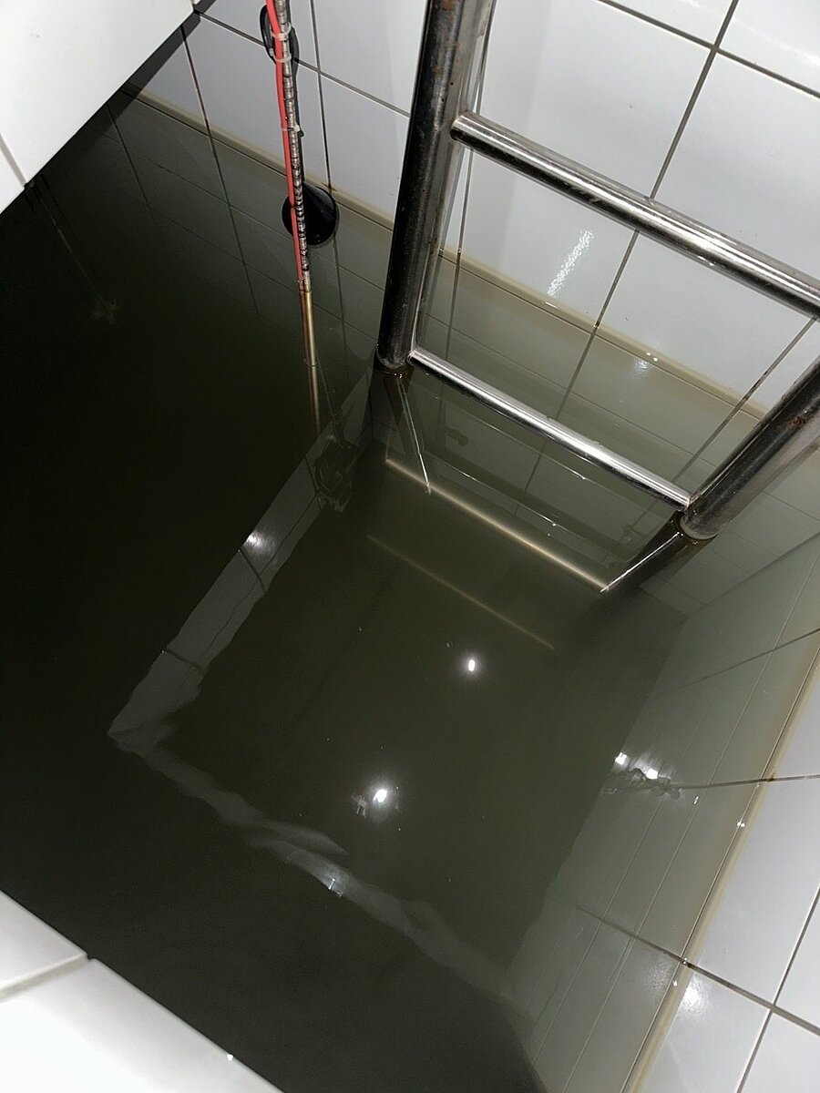 台中南屯區2棟大樓水塔遭汙染，調查後發現是附近工地施工時建設公司誤挖管線，目前已關閉進水閥，待修復管線後清理水塔。圖／何文海辦公室提供
