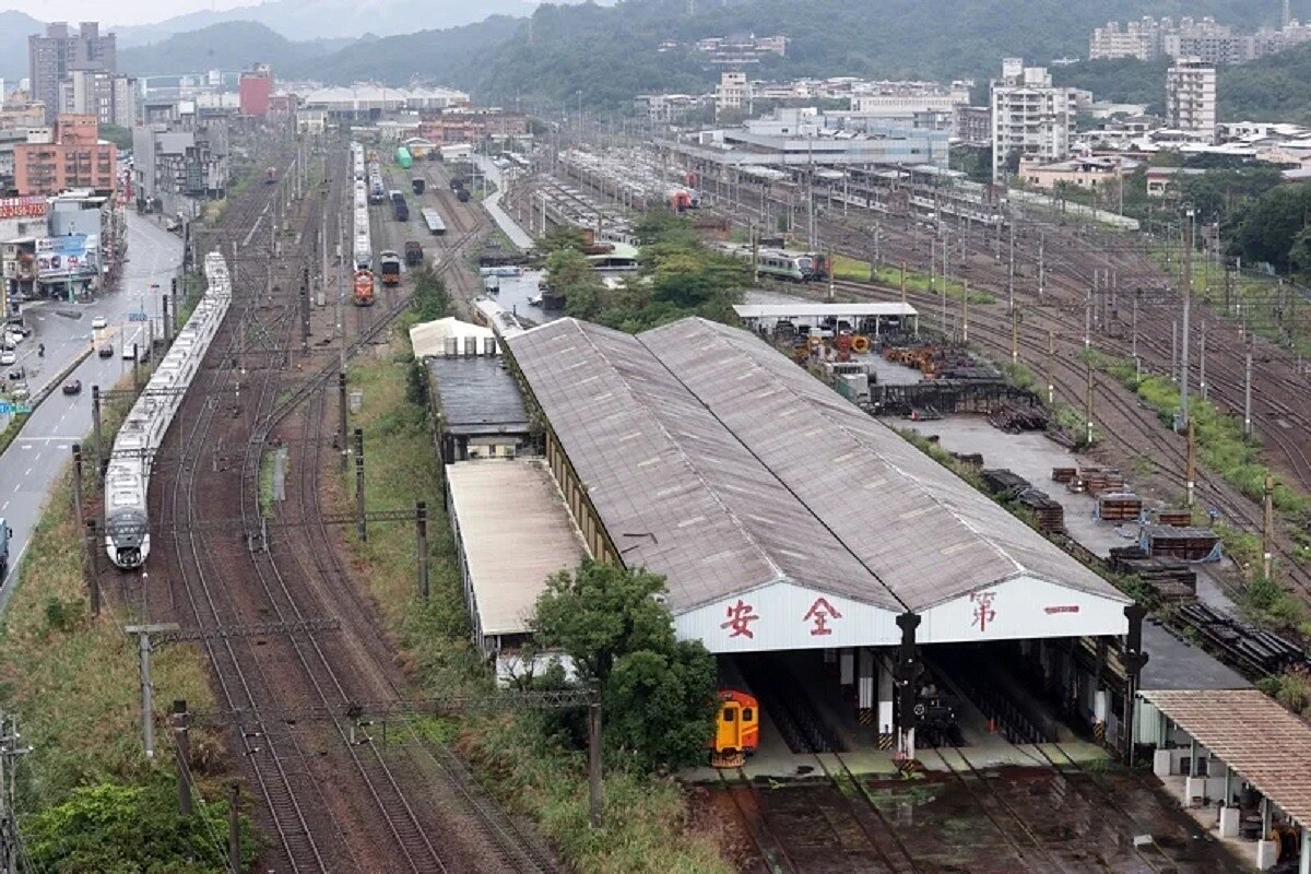 台鐵七堵站19日晚進行調車作業時,因調車人員疏忽倒置130號轉轍器被擠壞,這已是這2個月來第5起調車事故。台鐵七堵調車場示意圖。聯合報系資料照