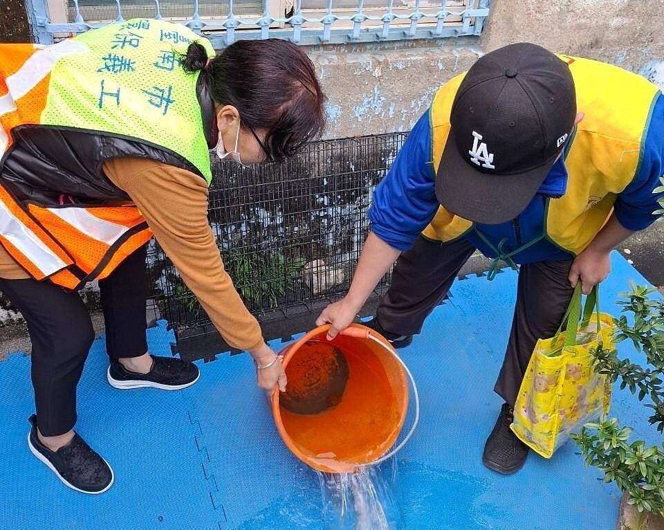 台南市衛生局今公布出現今年首例登革熱境外移入病例,為家住仁德區的30多歲女子,獲報後也立即動員進行相關防治作業。圖/南市衛生局提供