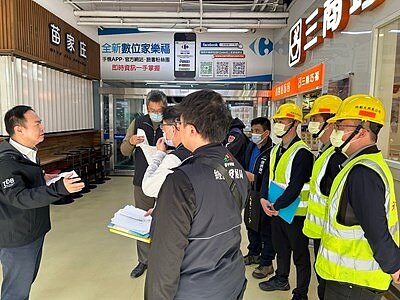 中市府大型百貨商場公安稽查第6天,查獲2缺失場所將開罰。圖/台中市都發局提供