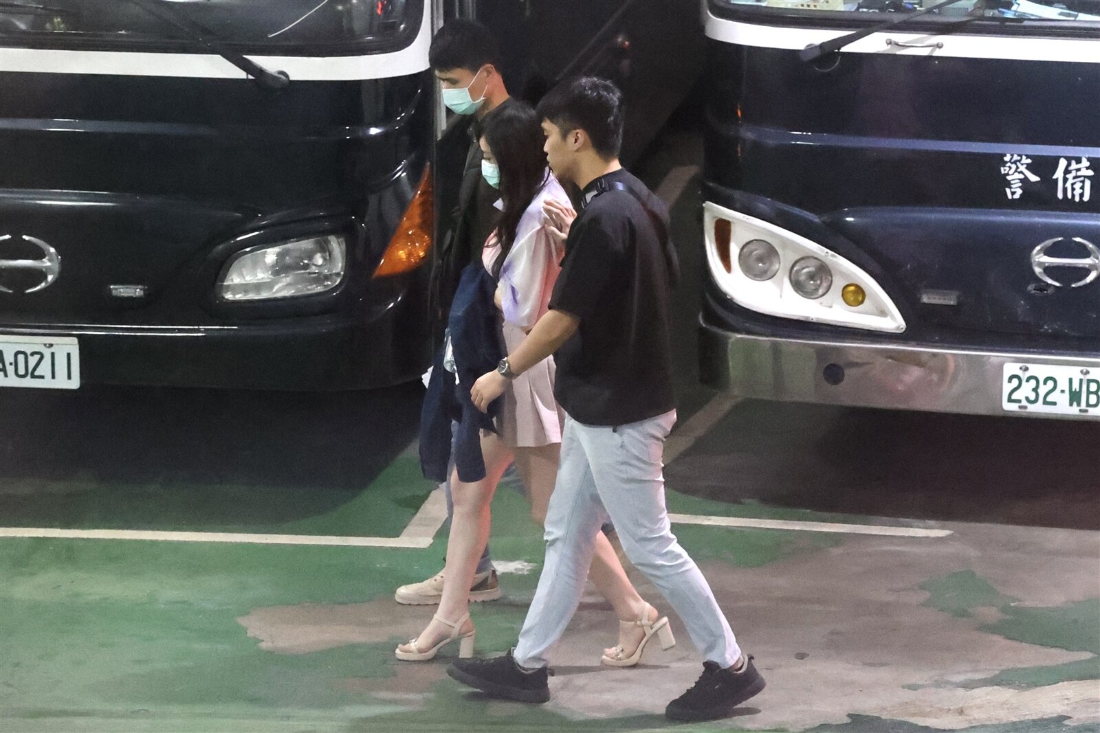 經營黃牛售票平台的男子劉旻岳,與妻張依萍(中)違反文化創意產業發展法遭起訴。圖/聯合報系資料照片