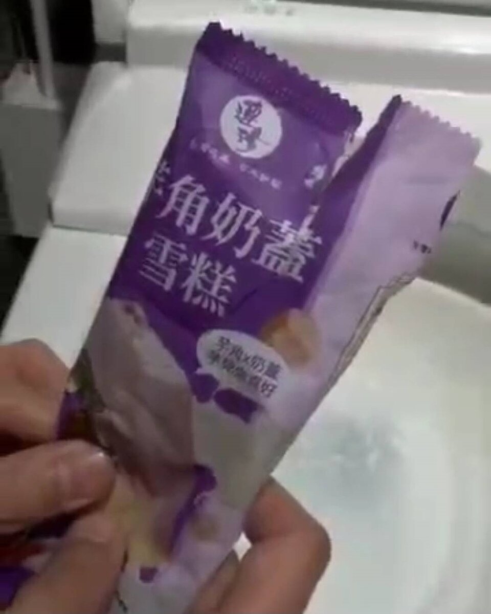 有民眾在爆料公社投訴,在連珍芋角奶蓋冰棒,咬了一口卻發現冰棒裡有一隻蟑螂。圖/取自爆料公社