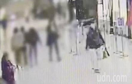 劉女拉扯曹雅雯行李箱不讓她離開。記者黃子騰/翻攝