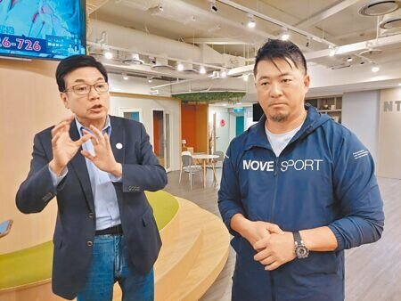 新北市政府20日向專家學者請益諮詢新北大巨蛋選址,在2024世界12強棒球賽擔任情蒐小組教練的周正雄(右)認為交通為首重考量。副市長劉和然(左)強調,會從使用者角度出發,選址時定會考慮交通多元性,才能讓新北大巨蛋永續營運。(陳慰慈攝)