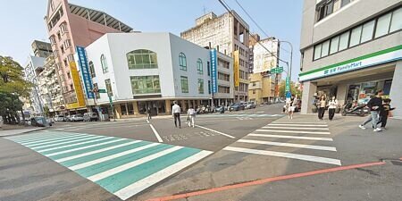 台中市區的斑馬線相當接近十字路口,一旦沒注意到路口的行人而右轉,萬一行人突然走進斑馬線,就可能收到不停讓行人的罰單。(寶智華攝)