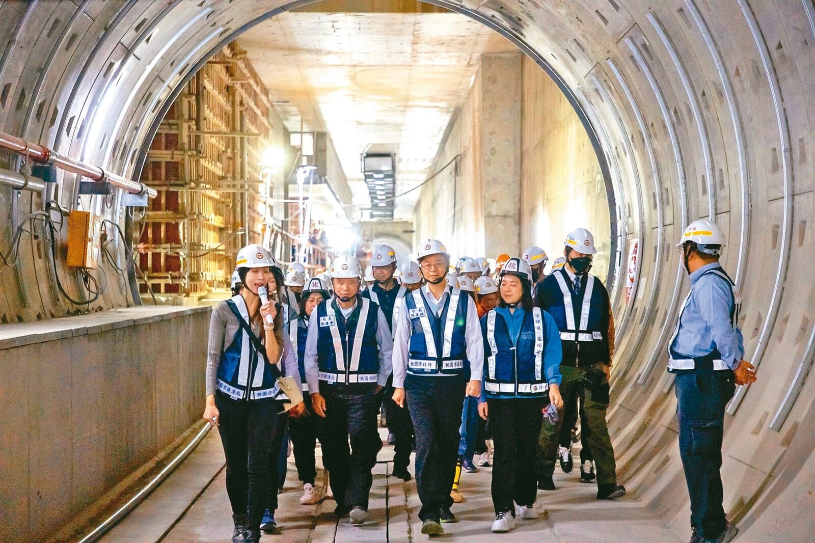 桃園市長張善政(左三)昨視察捷運綠線G11藝文園區站到G12盧興埤站軌道建設,對明年底通車到藝文園區抱持樂觀態度。記者季相儒/攝影