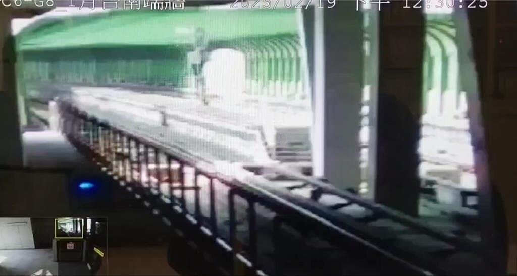 台中捷運綠線文華高中站附近軌道,19日中午12點30分發生電纜爆炸事件,附近監視器拍下爆炸噴煙及竄出火花等畫面。圖/翻攝畫面