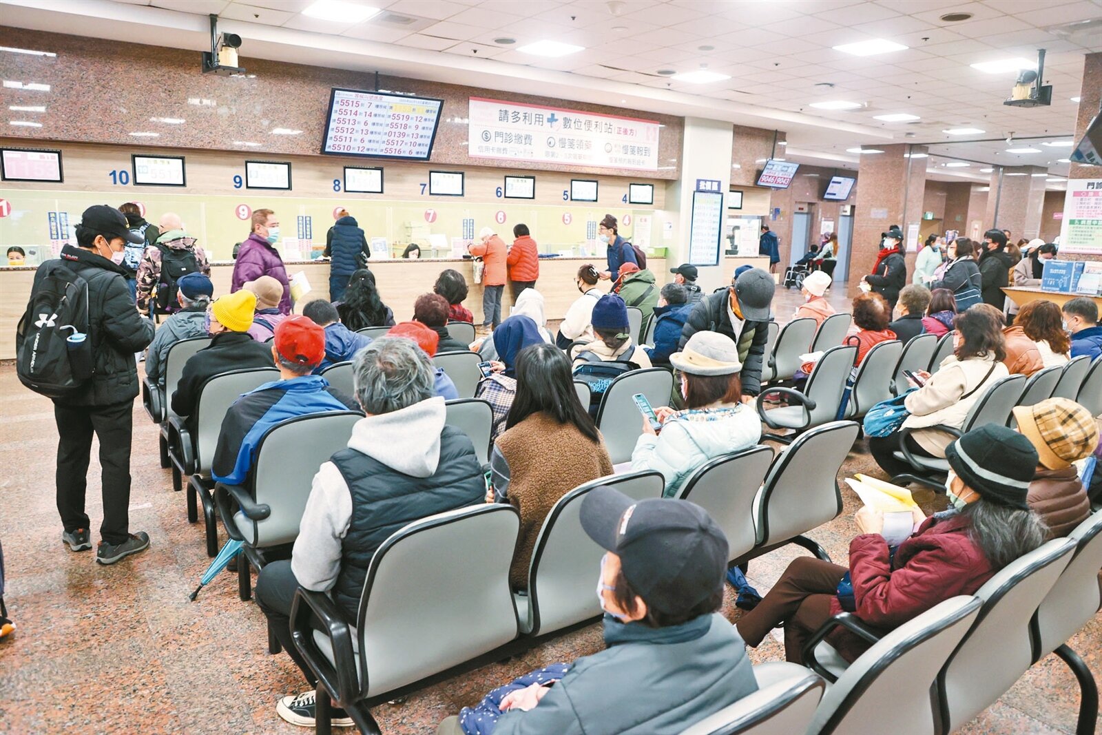 衛福部健保署今年推動「個別醫院總額」,限制醫學中心門診量,醫界擔心這是要病人「年底別生病」。圖為醫院看診拿藥人潮。示意圖。記者邱德祥/攝影