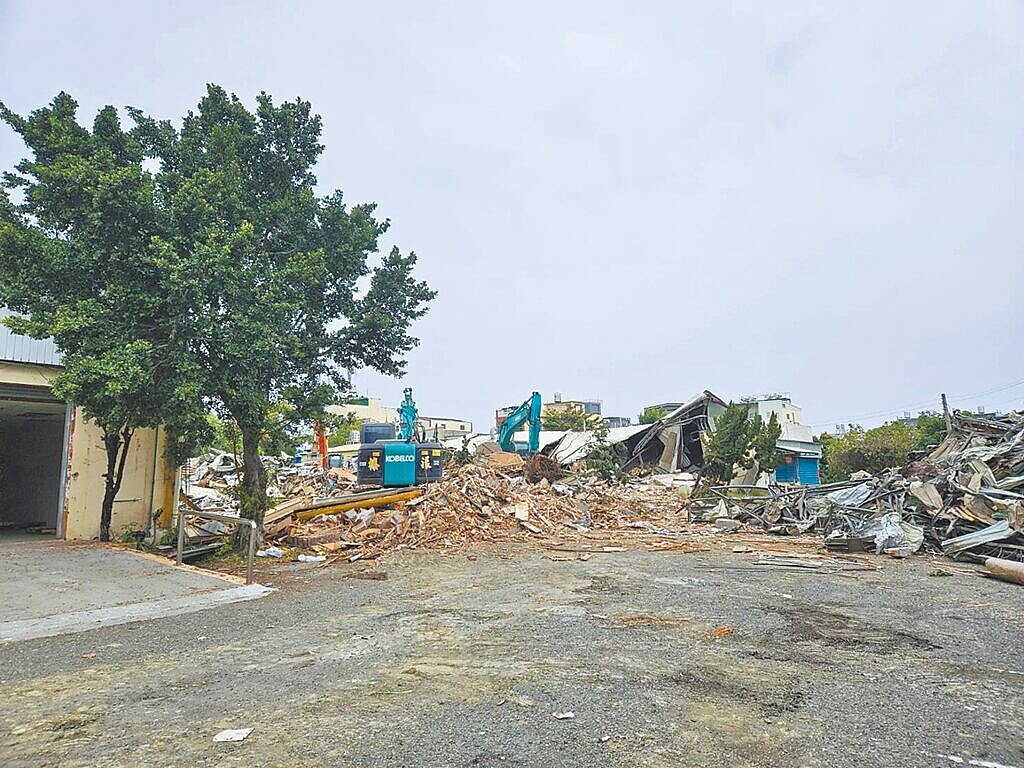 彰化縣埔心鄉真善美歌唱坊因該建物違建存在多年,彰化縣政府與警方祭出鐵腕強制拆除。圖/警方提供