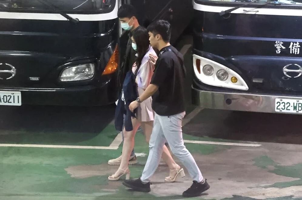 經營黃牛售票平台的男子劉旻岳,與妻張依萍(中)違反文化創意產業發展法遭起訴。圖/聯合報系資料照片