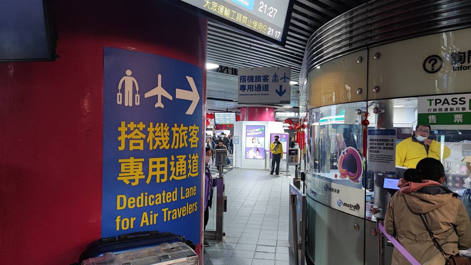 桃捷加大A18、A19之機場專用道指標,並使用擴音設備引導攜帶行李的旅客前往月台搭車。圖:桃捷提供