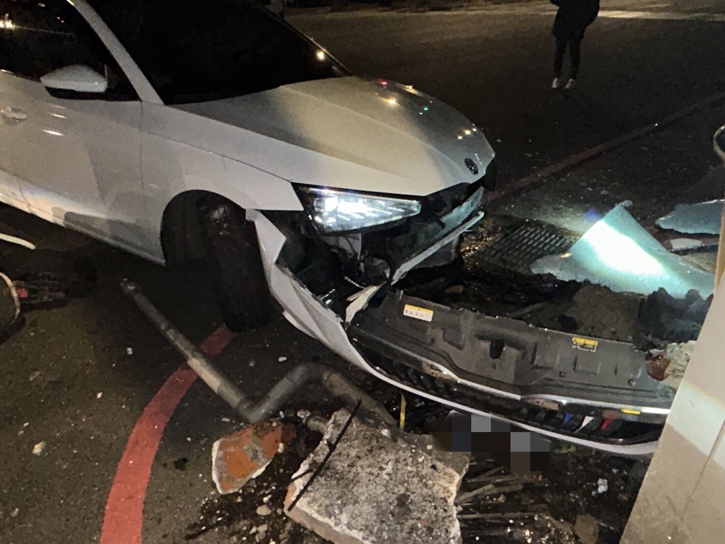 陳男疑因精神不濟而向左偏移撞擊火鍋店及正在停等紅燈之呂男所騎乘普通重型機車。圖:讀者提供