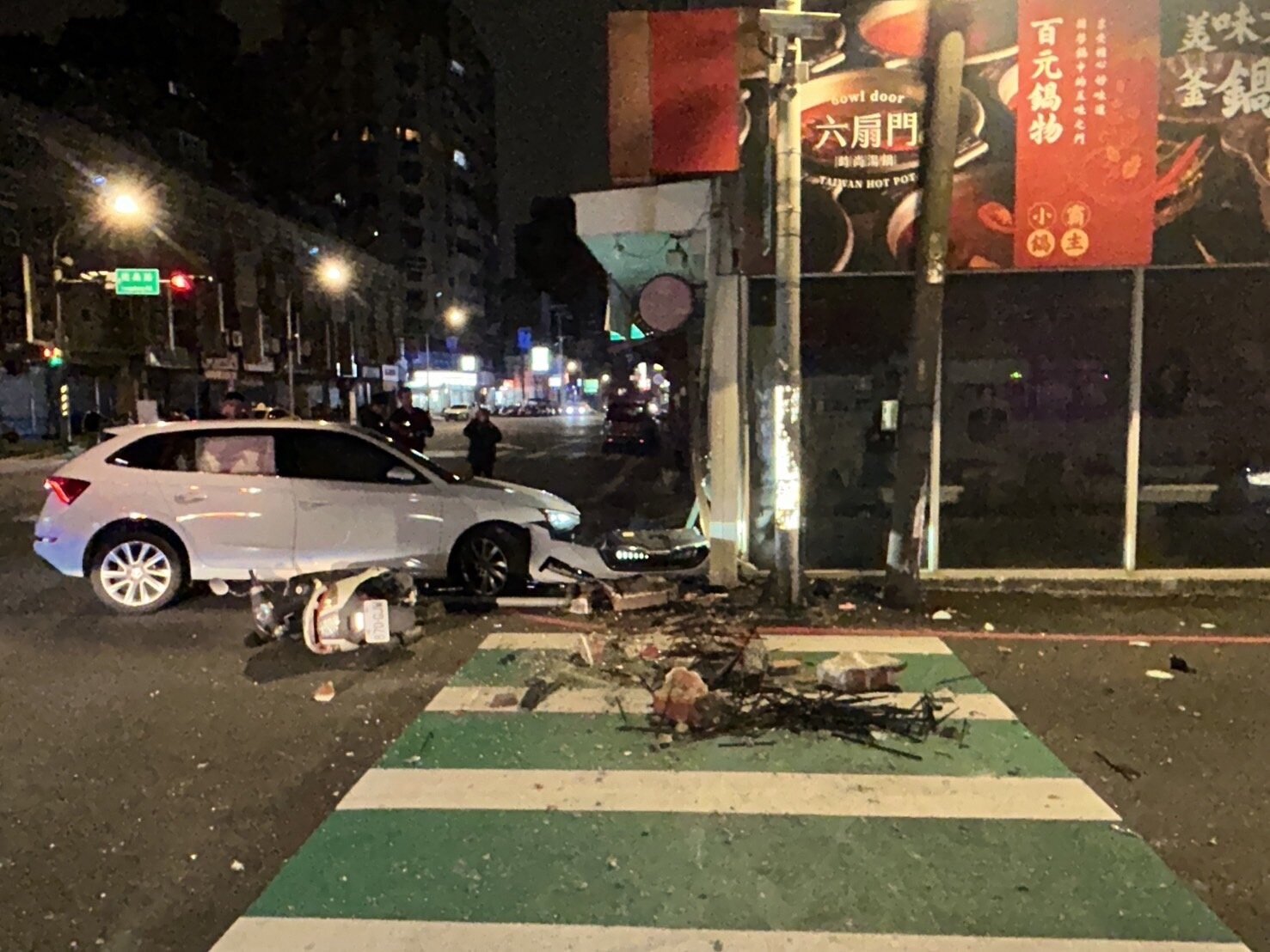 事故導致店面及呂男之機車受損,現場無人受傷。圖:讀者提供